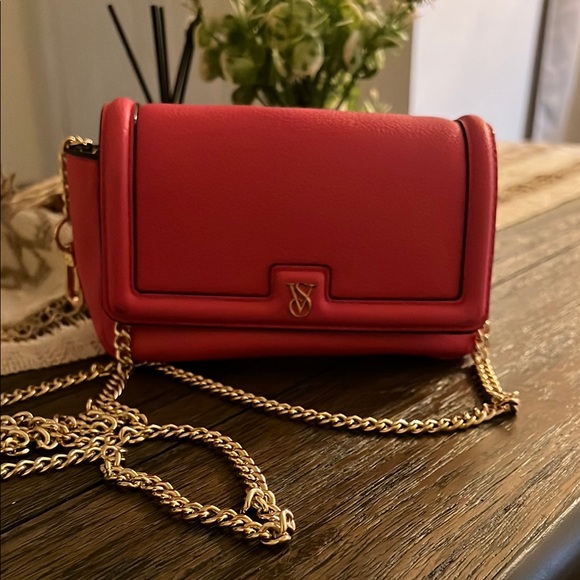 Stylish Red Chain Shoulder Bag - Picture 1 of 8